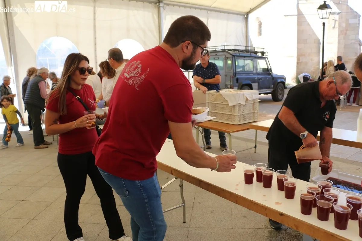 El pueblo entero acudió a la comida de las fiestas de Santa Teresa, unas ricas patatas con carne / CORRAL