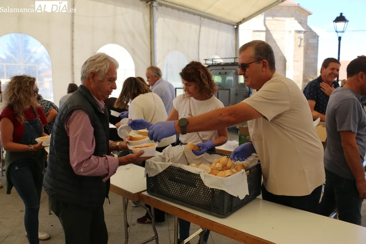 El pueblo entero acudió a la comida de las fiestas de Santa Teresa, unas ricas patatas con carne / CORRAL