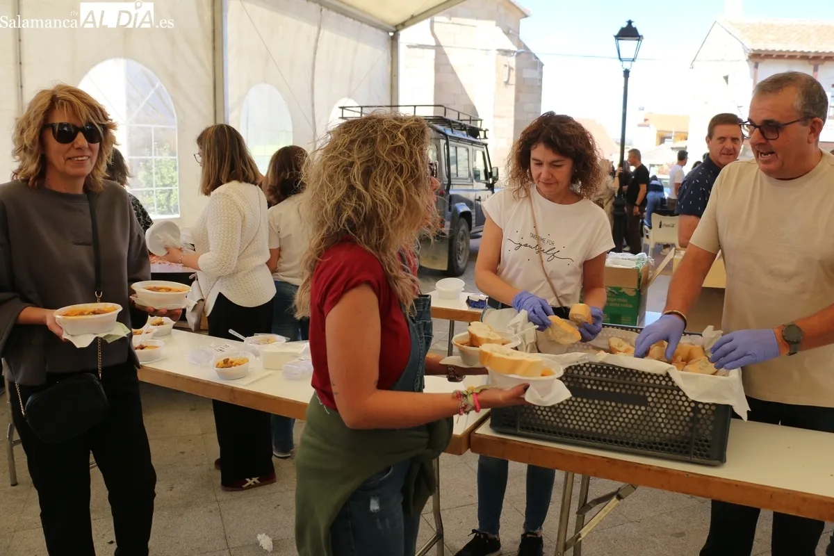 El pueblo entero acudió a la comida de las fiestas de Santa Teresa, unas ricas patatas con carne / CORRAL