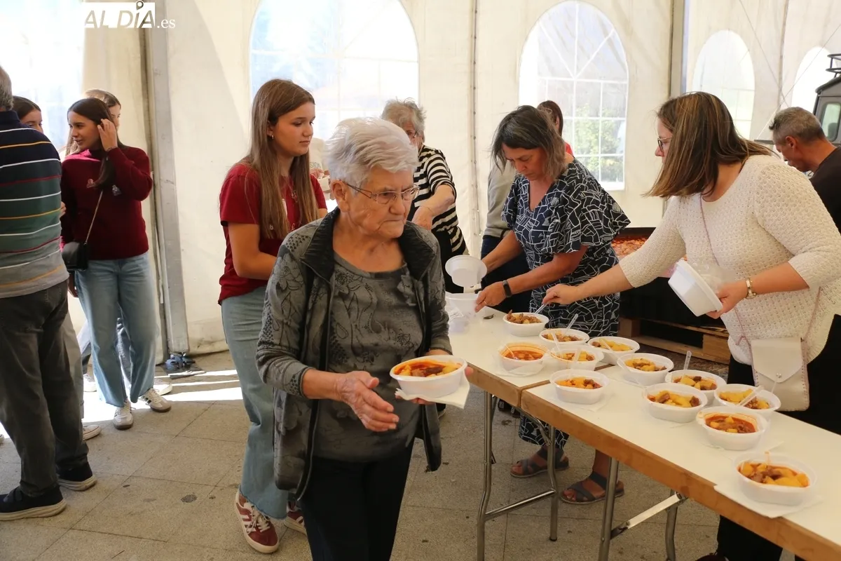 El pueblo entero acudió a la comida de las fiestas de Santa Teresa, unas ricas patatas con carne / CORRAL