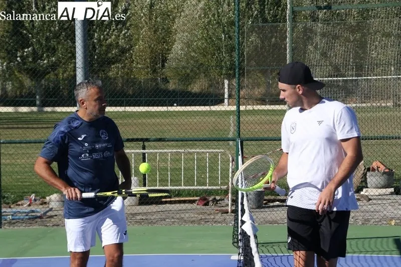Foto 10 - El Club de Tenis Alba de Tormes se despide del sue&ntilde;o del ascenso ante un Nazaret intratable