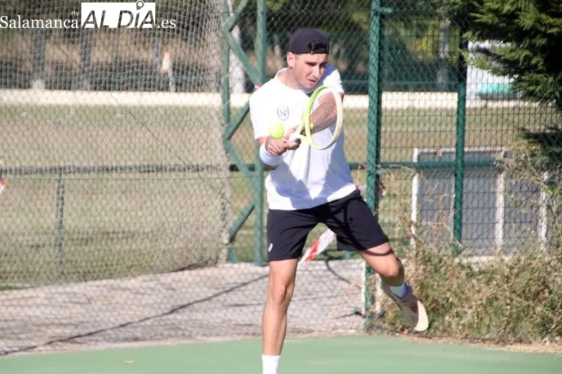 Foto 8 - El Club de Tenis Alba de Tormes se despide del sue&ntilde;o del ascenso ante un Nazaret intratable