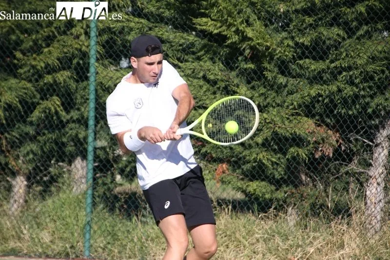 Foto 7 - El Club de Tenis Alba de Tormes se despide del sue&ntilde;o del ascenso ante un Nazaret intratable
