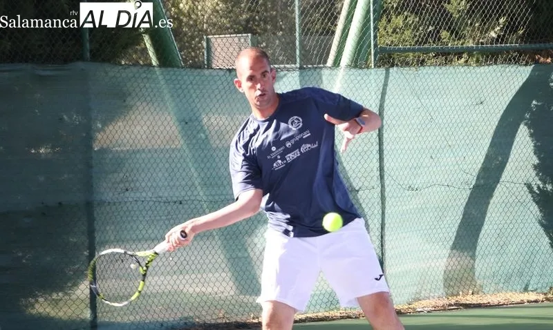 Foto 2 - El Club de Tenis Alba de Tormes se despide del sue&ntilde;o del ascenso ante un Nazaret intratable
