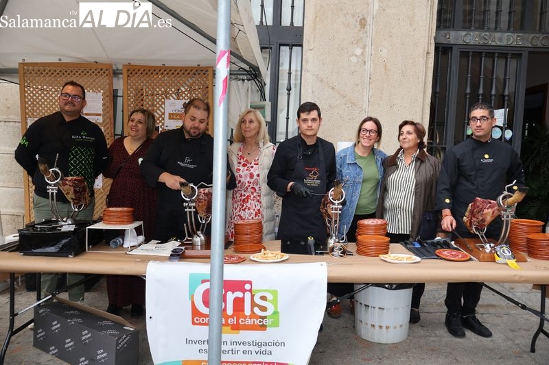 Solidaridad y tradición en la Feria del Barro: más de 1.800 euros recaudados en el corte de jamón solidario