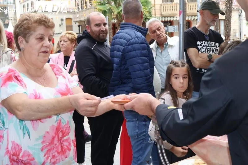 Foto 10 - Solidaridad y tradici&oacute;n en la Feria del Barro: m&aacute;s de 1.800 euros recaudados en el corte de jam&oacute;n solidario