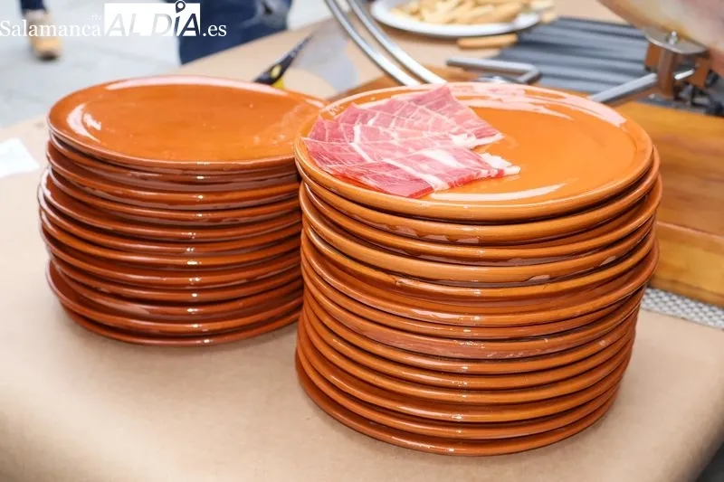 Foto 8 - Solidaridad y tradici&oacute;n en la Feria del Barro: m&aacute;s de 1.800 euros recaudados en el corte de jam&oacute;n solidario
