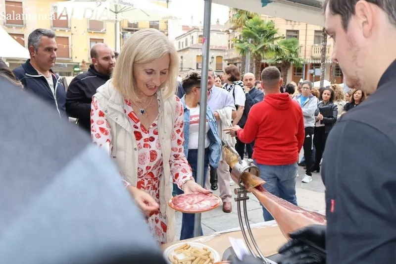 Foto 4 - Solidaridad y tradici&oacute;n en la Feria del Barro: m&aacute;s de 1.800 euros recaudados en el corte de jam&oacute;n solidario