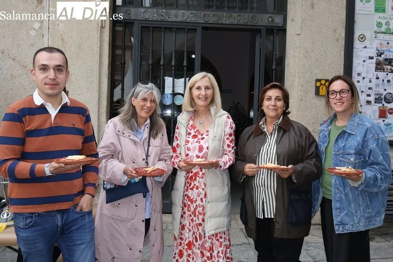 Foto 3 - Solidaridad y tradici&oacute;n en la Feria del Barro: m&aacute;s de 1.800 euros recaudados en el corte de jam&oacute;n solidario