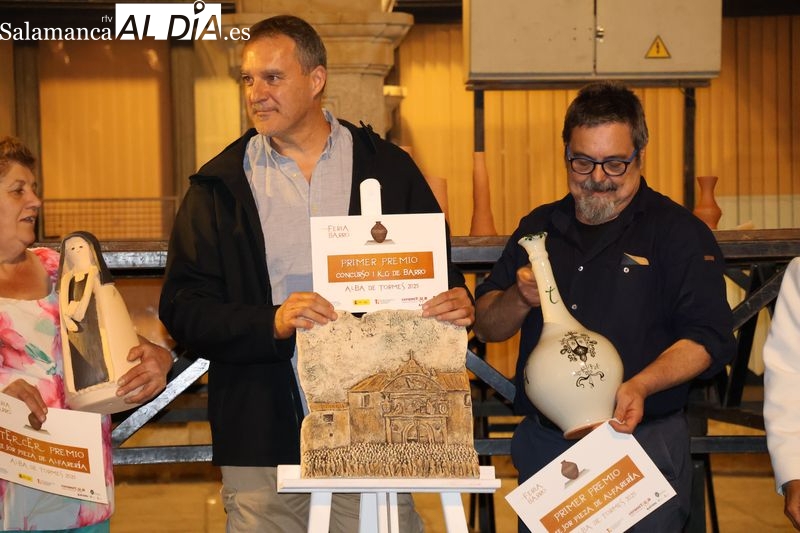 El alfarero albense Íñigo Dueñas triunfa en los concursos de la Feria del Barro 2025