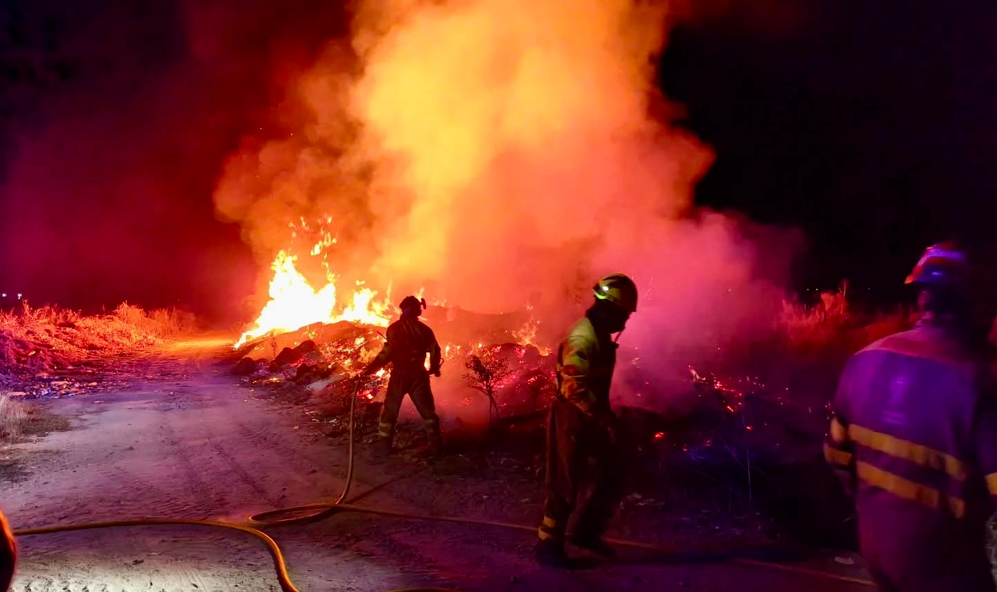 A la caza de un todoterreno pick-up sospechoso tras el incendio en Las Eras de Villoria ya controlado