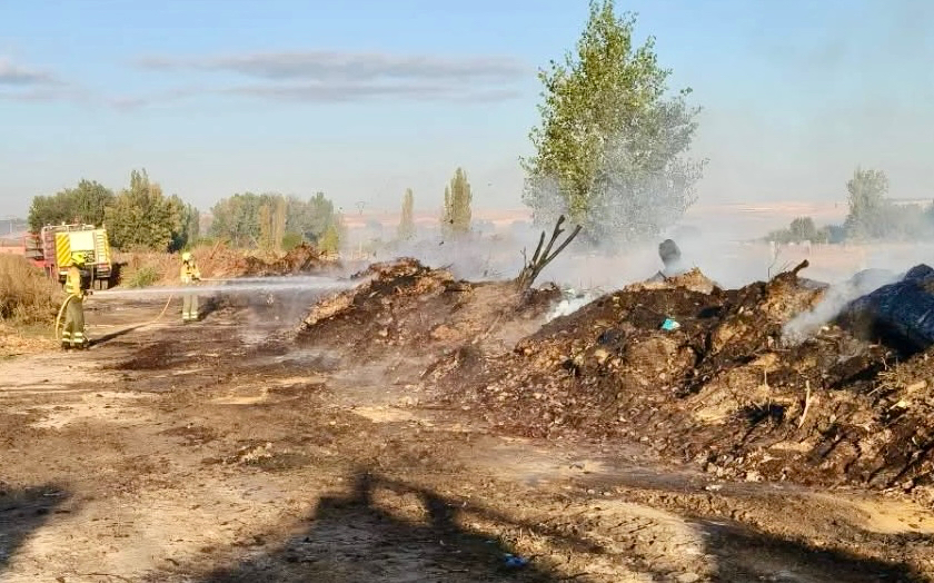 Los bomberos y vecinos de Villoria sofocan y dejan sin peligro la reactivación del incendio de Las Eras