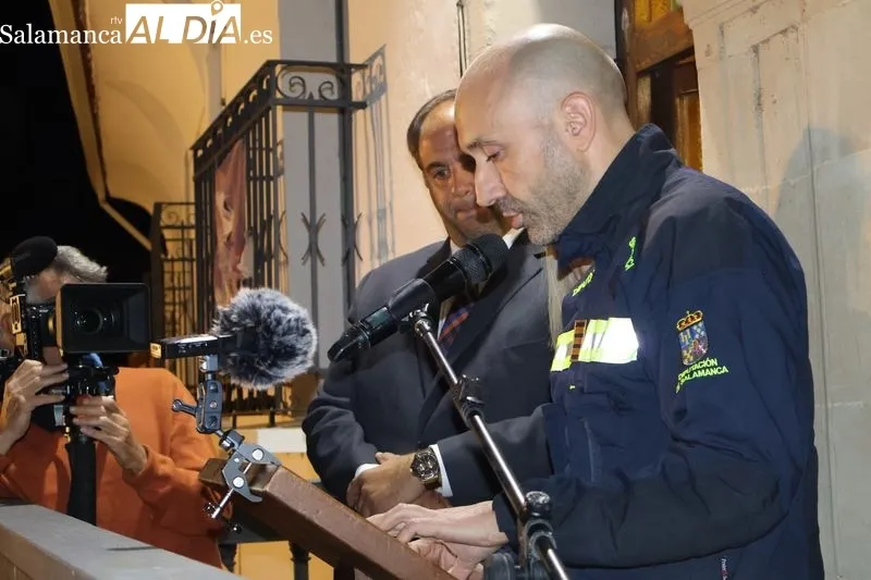 Foto 11 - Los Bomberos de la Diputaci&oacute;n, '&aacute;ngeles de la guardia' de Alba de Tormes en un emotivo preg&oacute;n de Fiestas