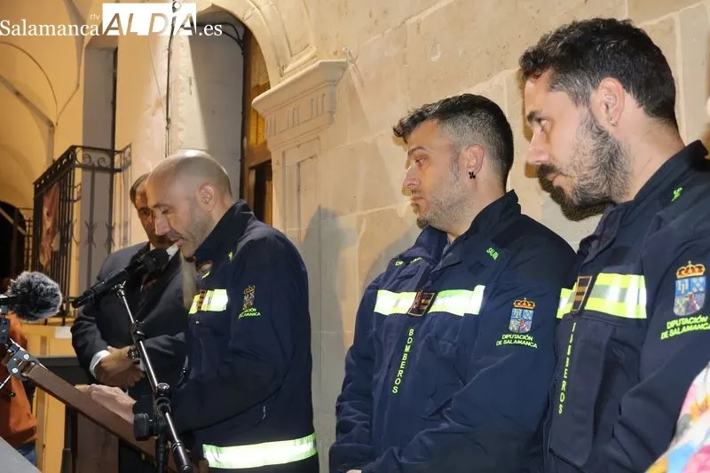 Foto 10 - Los Bomberos de la Diputaci&oacute;n, '&aacute;ngeles de la guardia' de Alba de Tormes en un emotivo preg&oacute;n de Fiestas