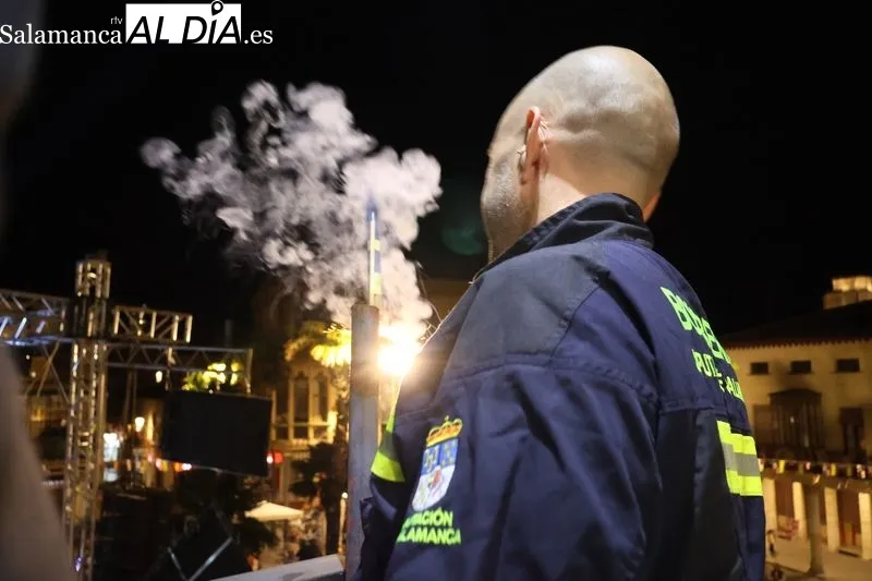 Foto 9 - Los Bomberos de la Diputaci&oacute;n, '&aacute;ngeles de la guardia' de Alba de Tormes en un emotivo preg&oacute;n de Fiestas
