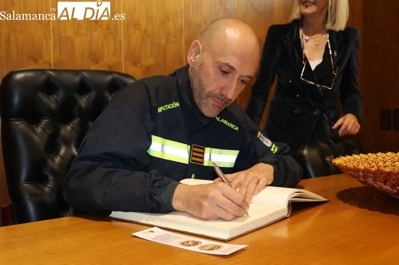 Foto 8 - Los Bomberos de la Diputaci&oacute;n, '&aacute;ngeles de la guardia' de Alba de Tormes en un emotivo preg&oacute;n de Fiestas
