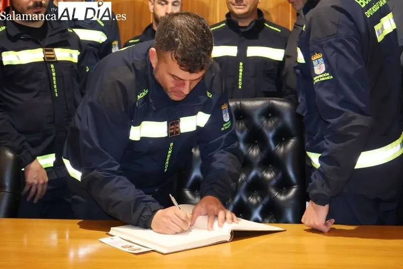 Foto 6 - Los Bomberos de la Diputaci&oacute;n, '&aacute;ngeles de la guardia' de Alba de Tormes en un emotivo preg&oacute;n de Fiestas