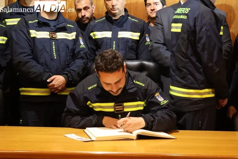 Foto 5 - Los Bomberos de la Diputaci&oacute;n, '&aacute;ngeles de la guardia' de Alba de Tormes en un emotivo preg&oacute;n de Fiestas