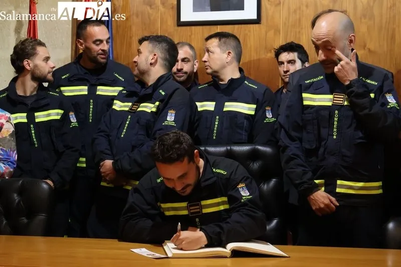 Foto 4 - Los Bomberos de la Diputaci&oacute;n, '&aacute;ngeles de la guardia' de Alba de Tormes en un emotivo preg&oacute;n de Fiestas