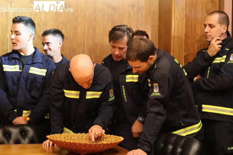 Foto 2 - Los Bomberos de la Diputaci&oacute;n, '&aacute;ngeles de la guardia' de Alba de Tormes en un emotivo preg&oacute;n de Fiestas