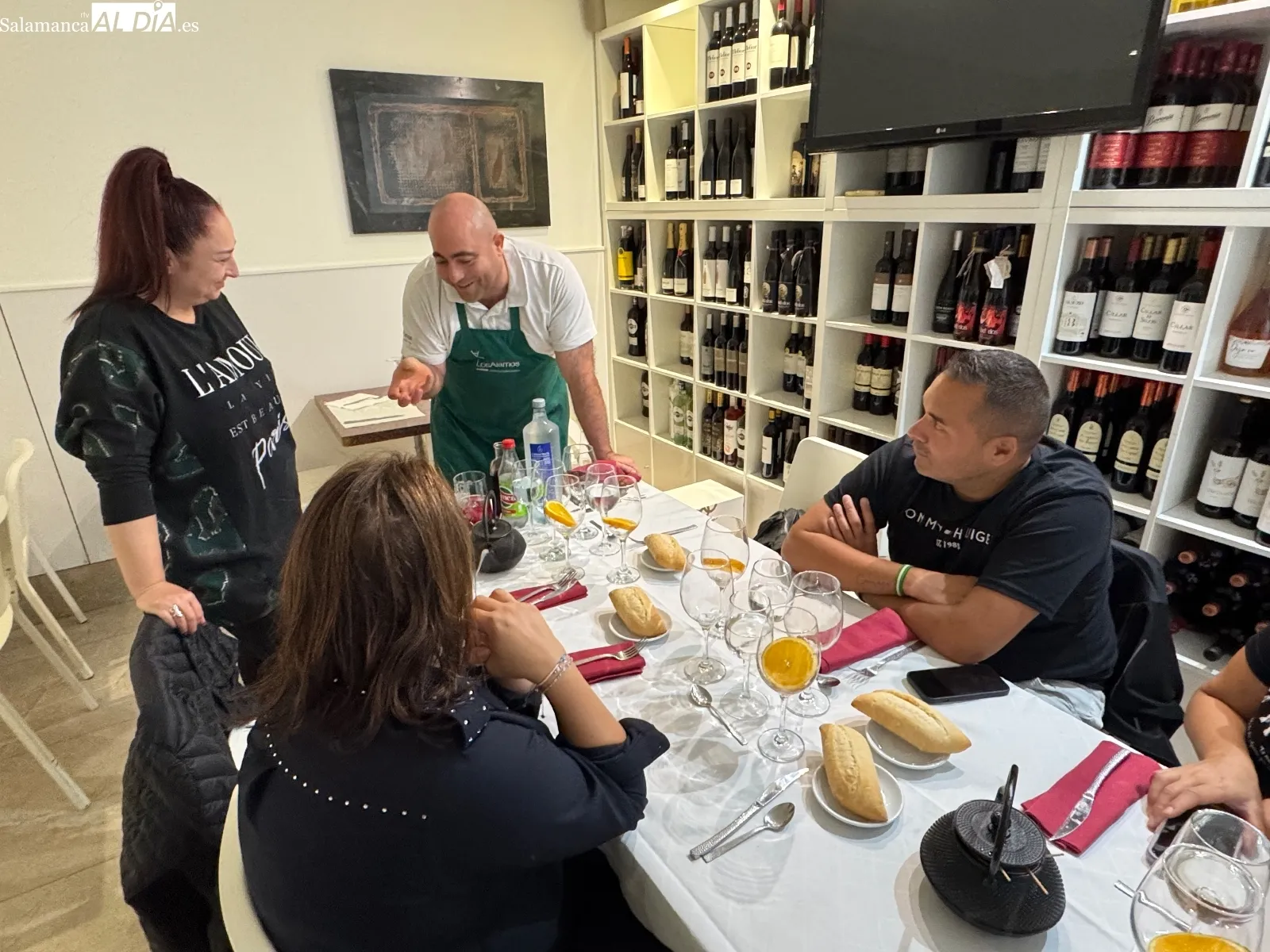 Mari Ángeles Muñoz, de Camela, visita Los Álamos Gastrolab