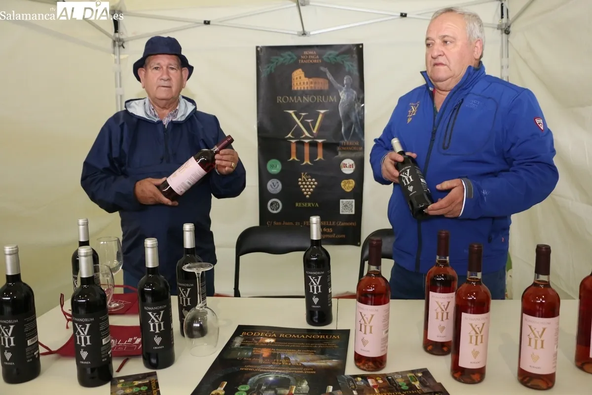 Buena afluencia en la Feria del Vino de Aldeadávila a pesar de la lluvia reinante durante toda la mañana / CORRAL