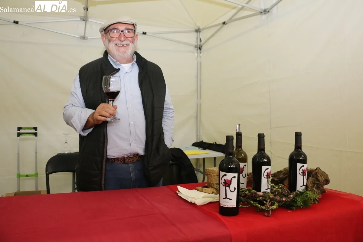 Buena afluencia en la Feria del Vino de Aldeadávila a pesar de la lluvia reinante durante toda la mañana / CORRAL
