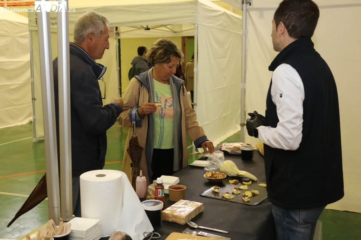 Buena afluencia en la Feria del Vino de Aldeadávila a pesar de la lluvia reinante durante toda la mañana / CORRAL