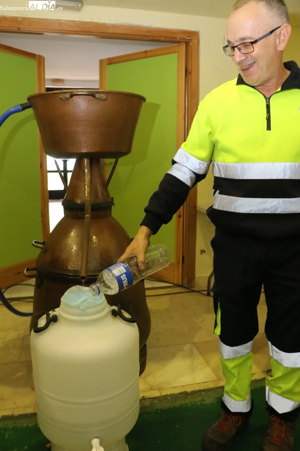 Buena afluencia en la Feria del Vino de Aldeadávila a pesar de la lluvia reinante durante toda la mañana / CORRAL