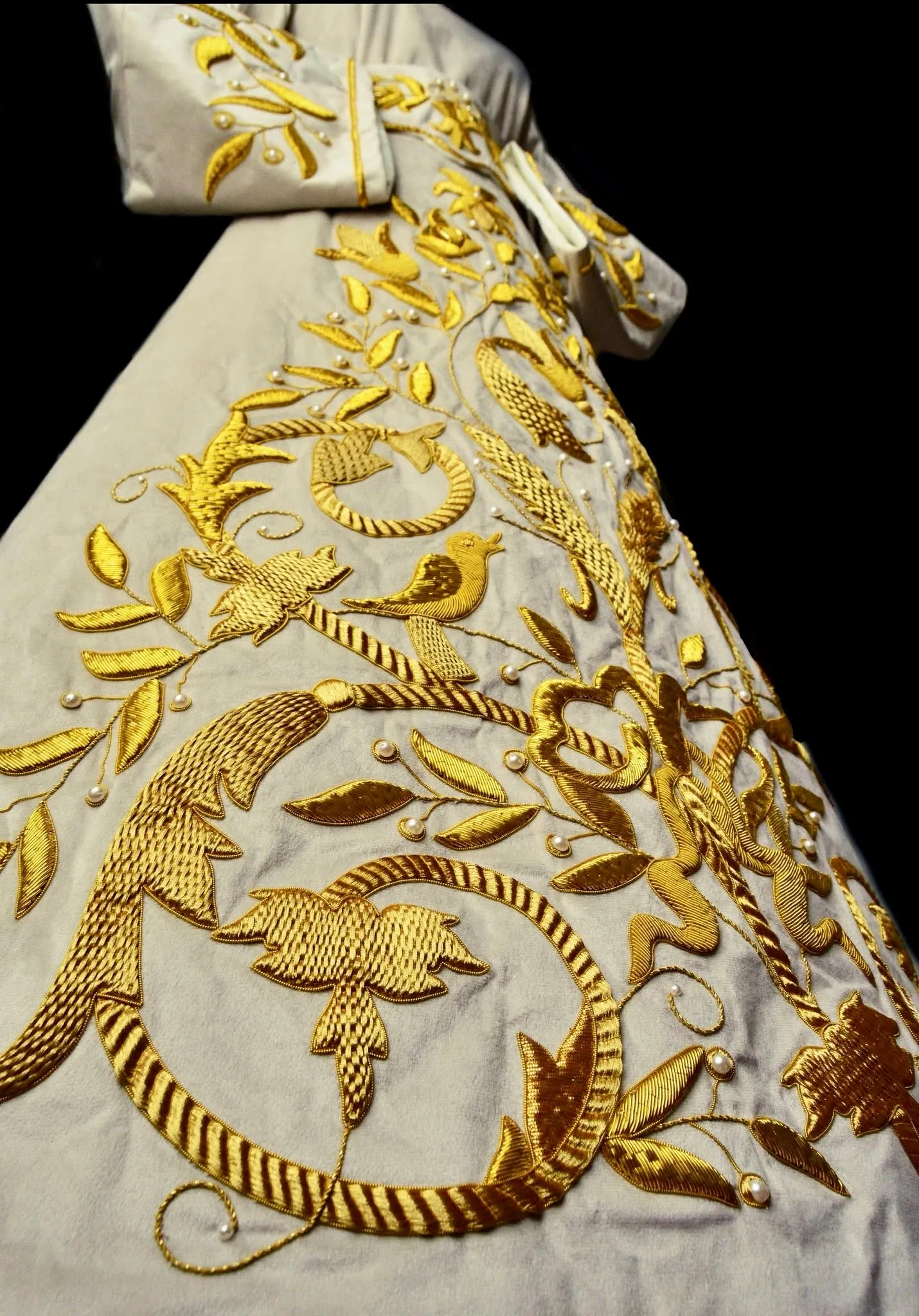 Presentación y detalles de la nueva saya de la Esperanza. Cofradía Virgen de la Esperanza