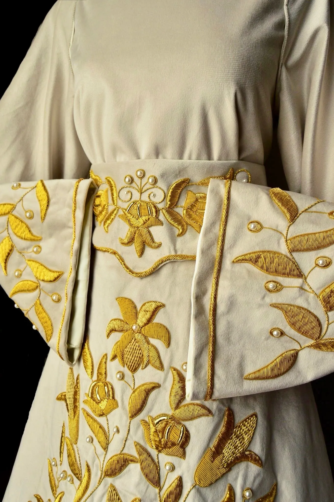 Presentación y detalles de la nueva saya de la Esperanza. Cofradía Virgen de la Esperanza
