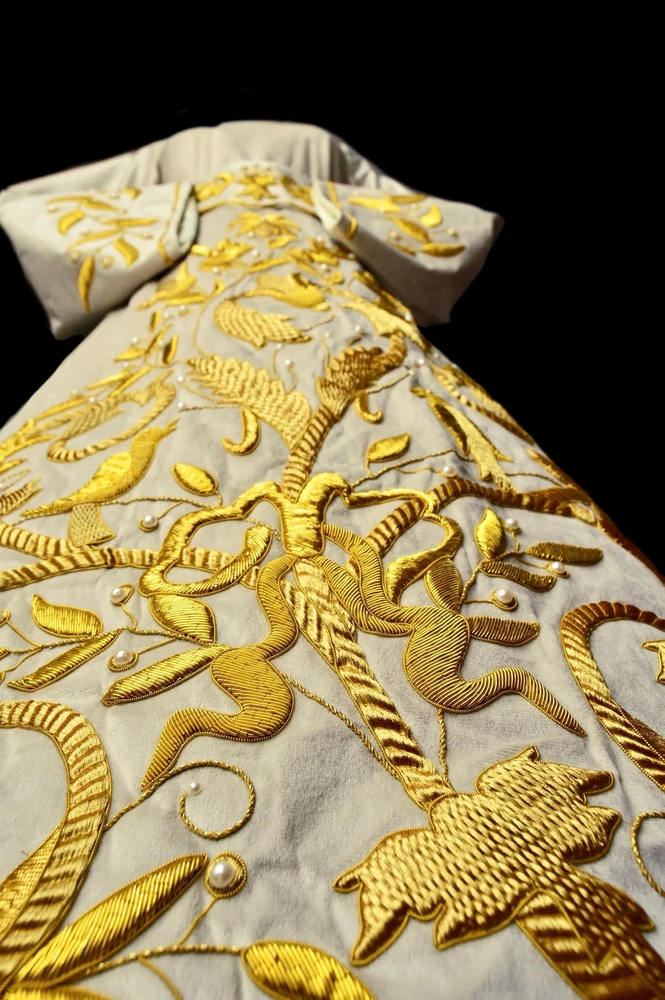 Presentación y detalles de la nueva saya de la Esperanza. Cofradía Virgen de la Esperanza