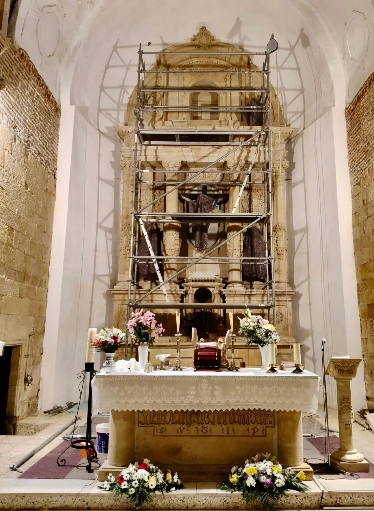 Foto 3 - En marcha los trabajos de reparaci&oacute;n en el Retablo Mayor de la iglesia de Villoria