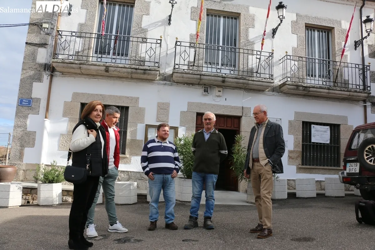 Visita de la subdelegada del Gobierno a la 'zona cero' del incendio de Cipérez del pasado verano / CORRAL