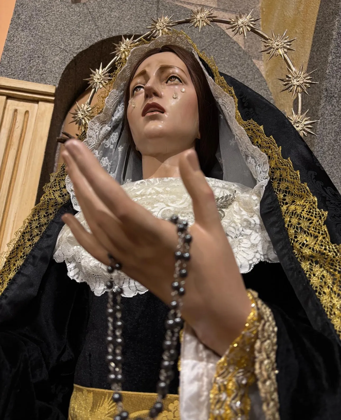 Foto 3 - Nuestra Se&ntilde;ora de las L&aacute;grimas se viste de luto para abrazar el silencio de noviembre