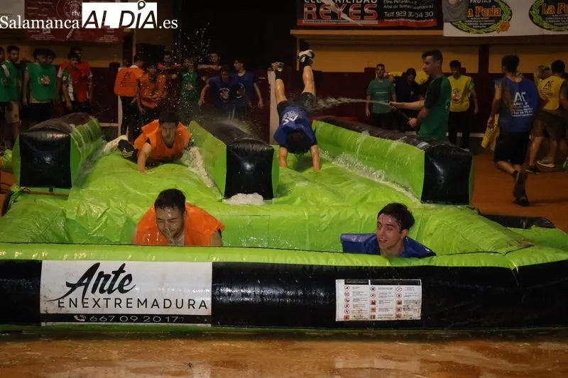 Foto 18 - Risas, agua y espect&aacute;culo en la Plaza de Toros con el &lsquo;Humor Amarillo&rsquo; de las fiestas de Alba de Tormes