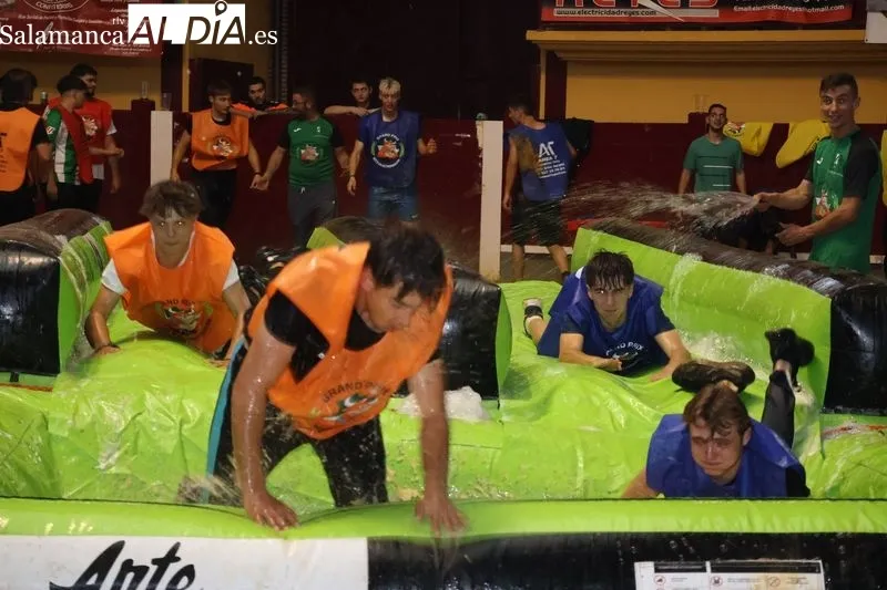 Foto 17 - Risas, agua y espect&aacute;culo en la Plaza de Toros con el &lsquo;Humor Amarillo&rsquo; de las fiestas de Alba de Tormes