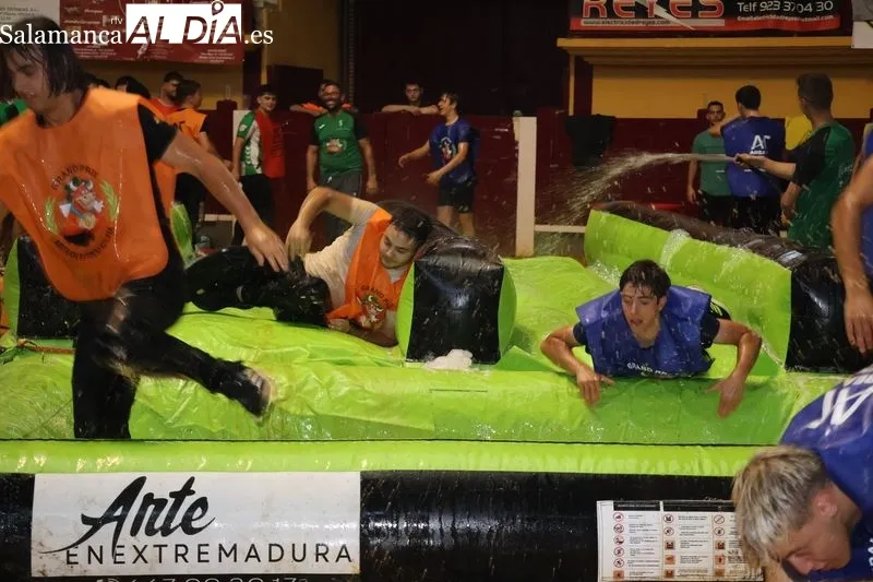 Foto 16 - Risas, agua y espect&aacute;culo en la Plaza de Toros con el &lsquo;Humor Amarillo&rsquo; de las fiestas de Alba de Tormes