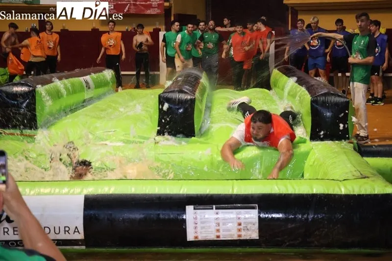 Foto 15 - Risas, agua y espect&aacute;culo en la Plaza de Toros con el &lsquo;Humor Amarillo&rsquo; de las fiestas de Alba de Tormes