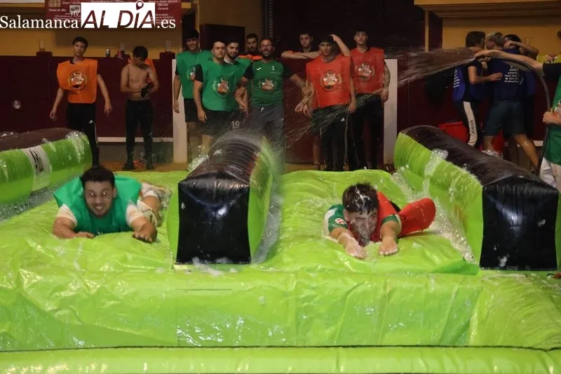 Foto 14 - Risas, agua y espect&aacute;culo en la Plaza de Toros con el &lsquo;Humor Amarillo&rsquo; de las fiestas de Alba de Tormes
