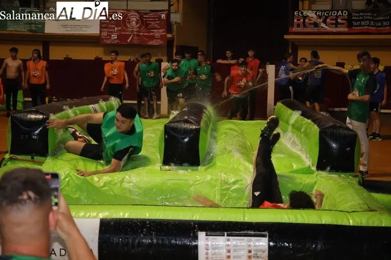 Foto 13 - Risas, agua y espect&aacute;culo en la Plaza de Toros con el &lsquo;Humor Amarillo&rsquo; de las fiestas de Alba de Tormes