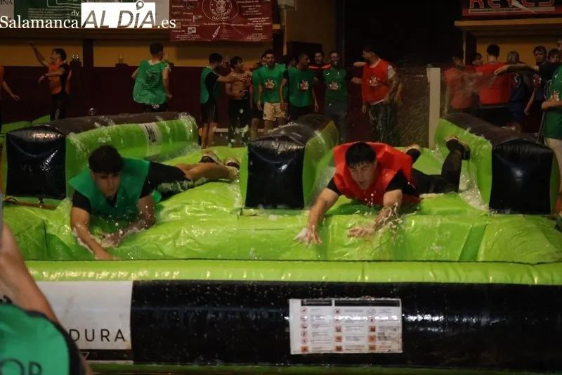 Foto 12 - Risas, agua y espect&aacute;culo en la Plaza de Toros con el &lsquo;Humor Amarillo&rsquo; de las fiestas de Alba de Tormes