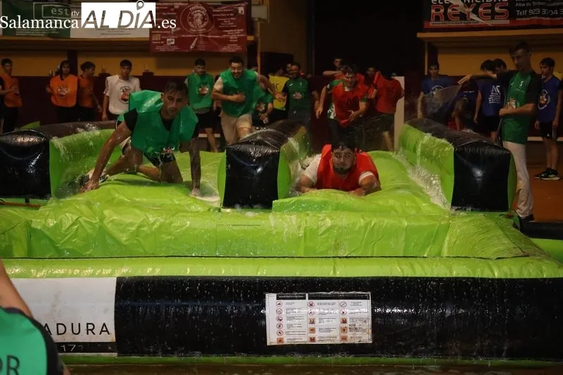 Foto 11 - Risas, agua y espect&aacute;culo en la Plaza de Toros con el &lsquo;Humor Amarillo&rsquo; de las fiestas de Alba de Tormes