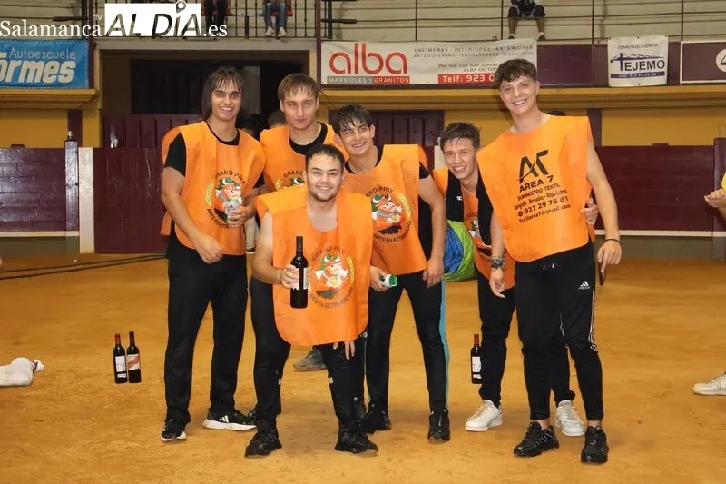 Foto 8 - Risas, agua y espect&aacute;culo en la Plaza de Toros con el &lsquo;Humor Amarillo&rsquo; de las fiestas de Alba de Tormes