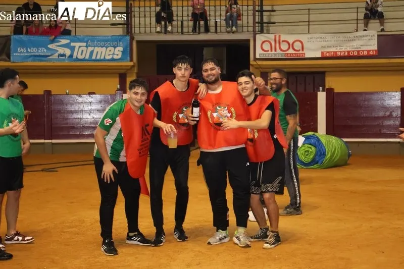 Foto 7 - Risas, agua y espect&aacute;culo en la Plaza de Toros con el &lsquo;Humor Amarillo&rsquo; de las fiestas de Alba de Tormes