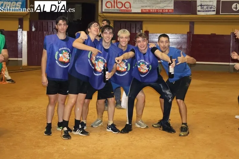 Foto 6 - Risas, agua y espect&aacute;culo en la Plaza de Toros con el &lsquo;Humor Amarillo&rsquo; de las fiestas de Alba de Tormes