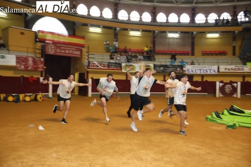 Foto 5 - Risas, agua y espect&aacute;culo en la Plaza de Toros con el &lsquo;Humor Amarillo&rsquo; de las fiestas de Alba de Tormes