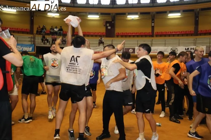 Foto 4 - Risas, agua y espect&aacute;culo en la Plaza de Toros con el &lsquo;Humor Amarillo&rsquo; de las fiestas de Alba de Tormes