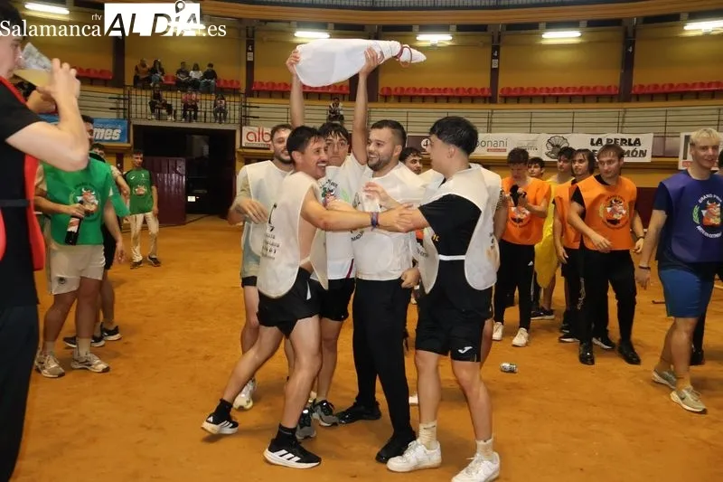 Foto 3 - Risas, agua y espect&aacute;culo en la Plaza de Toros con el &lsquo;Humor Amarillo&rsquo; de las fiestas de Alba de Tormes
