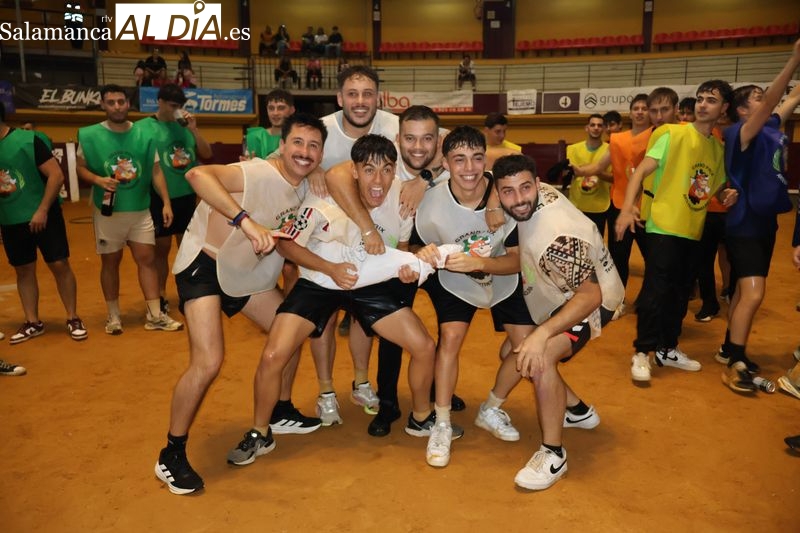 Risas, agua y espectáculo en la Plaza de Toros con el ‘Humor Amarillo’ de las fiestas de Alba de Tormes